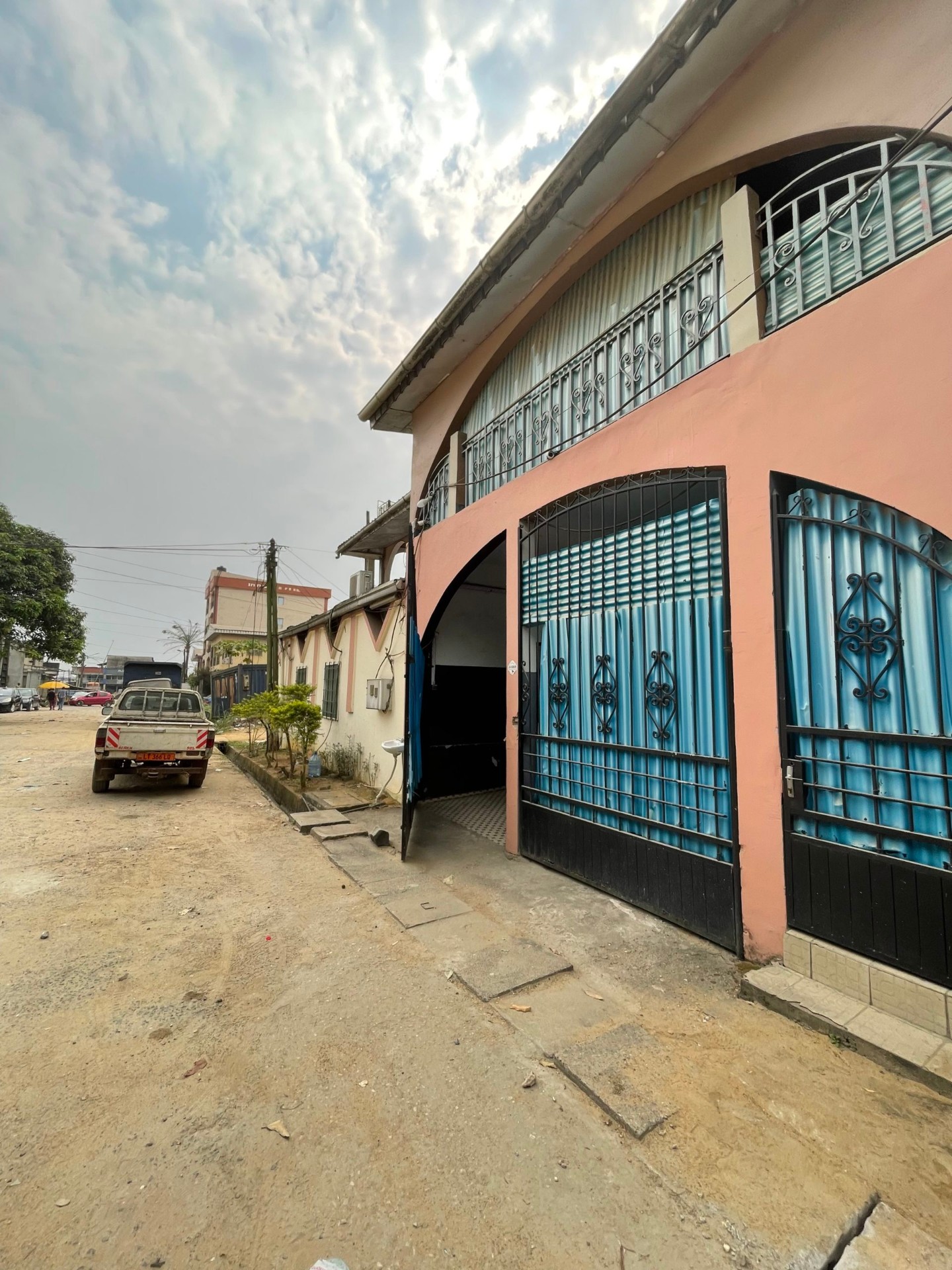 Façade de l'hôtel Couba Club à Bonamoussadi, Douala