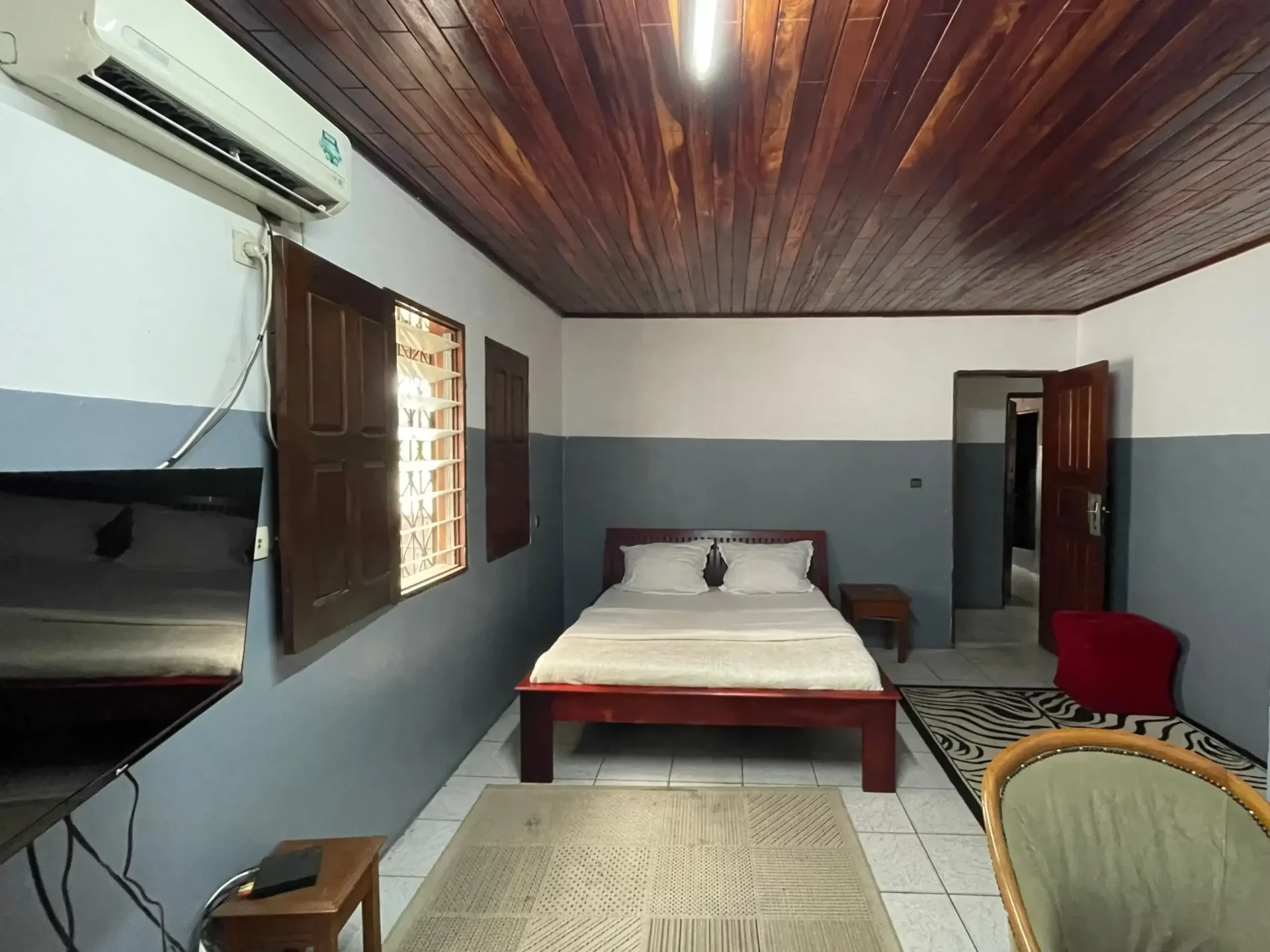 Chambre élégante du Couba Club à Douala